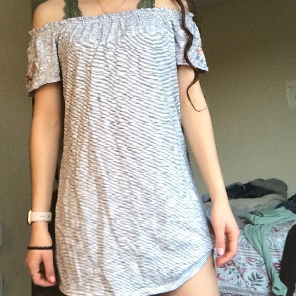 off-the-shoulder dresss - Picture 1 of 2